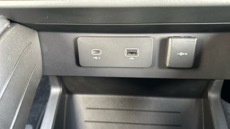 Land Rover Defender 3.0 D250 X-Dynamic SE 110 5dr Auto Diesel Estate